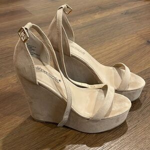 Shoedazzle wedge sandals size 5.5